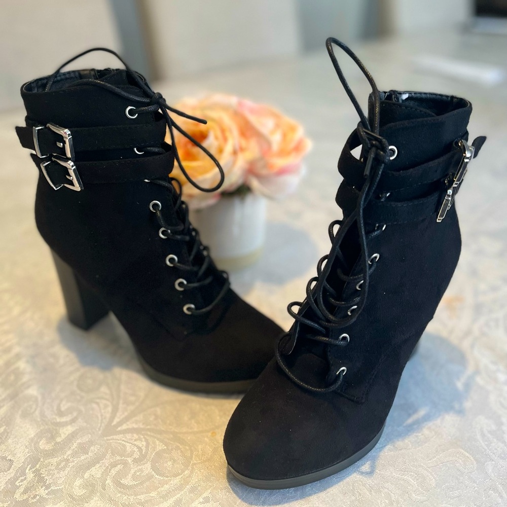 Sexy black boots :D